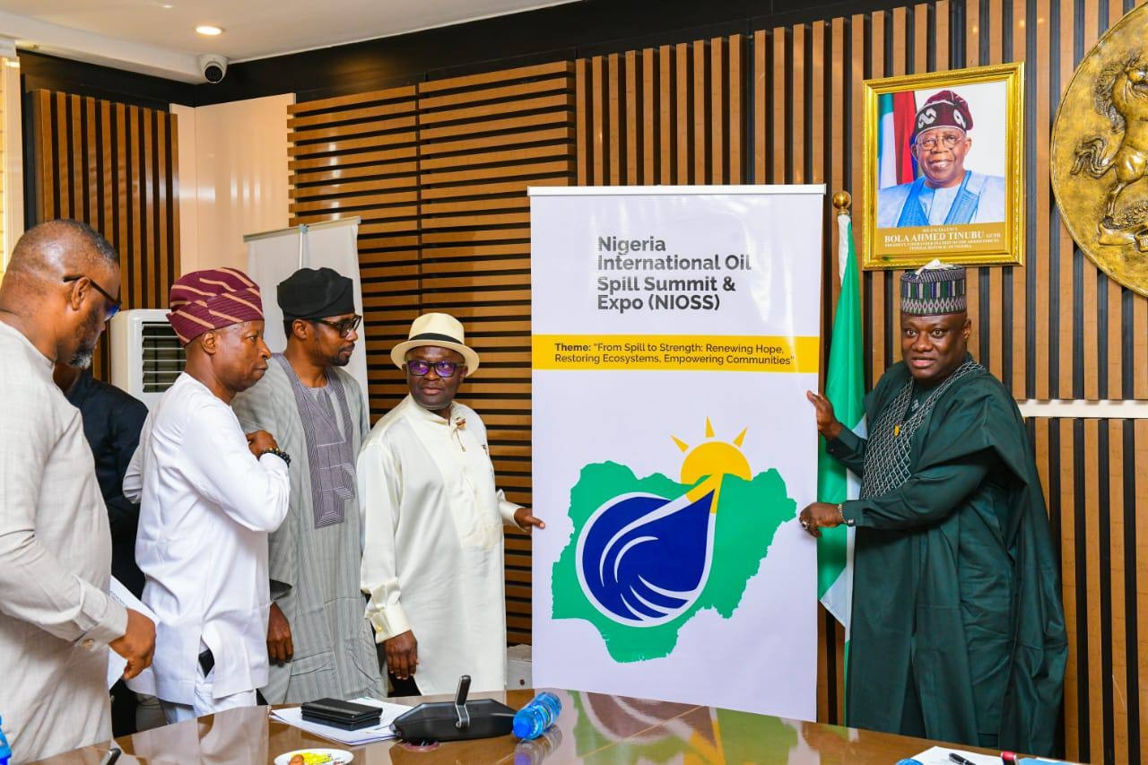 Officials presenting the NIOSS banner